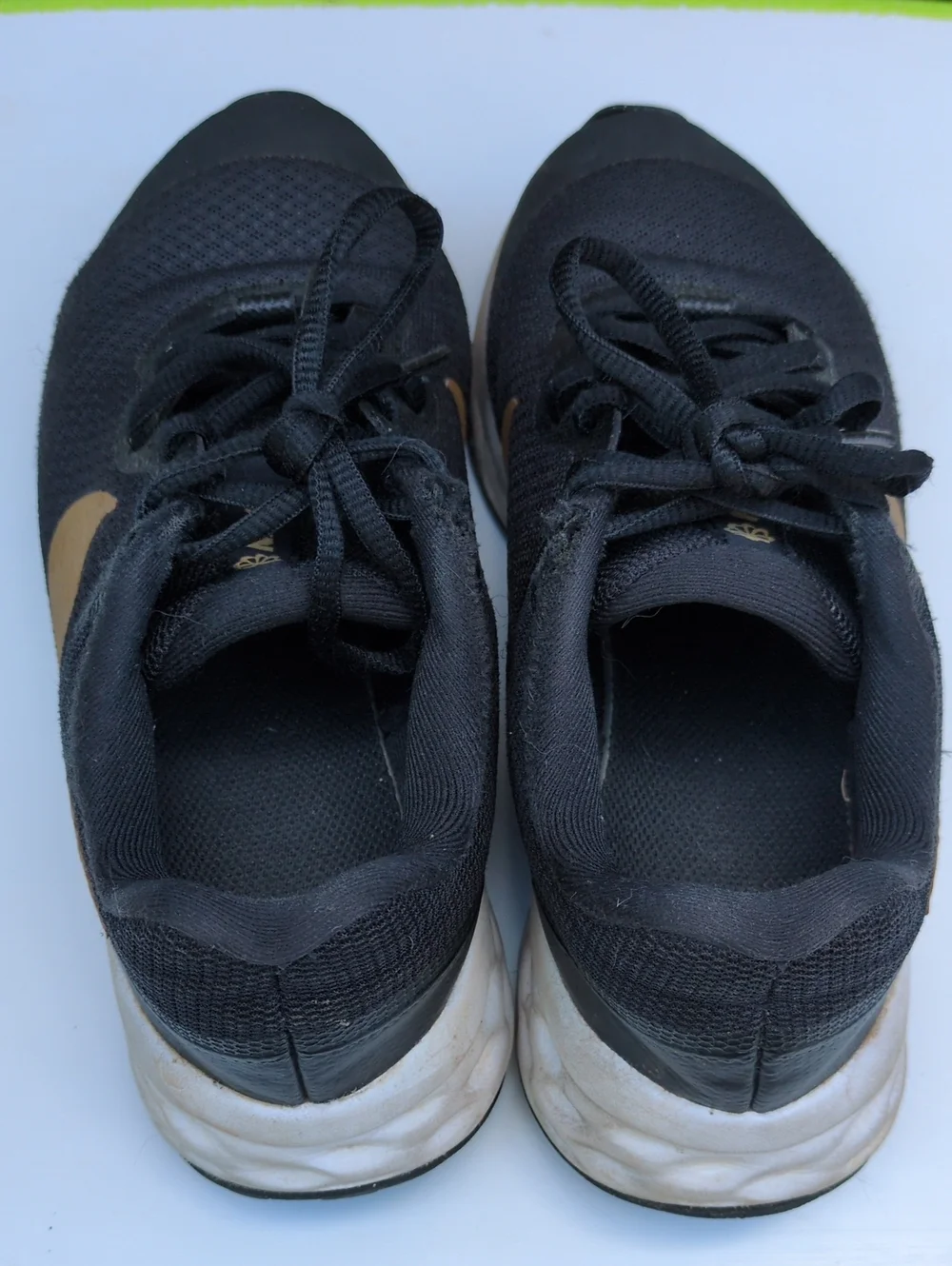 Nike revolution black